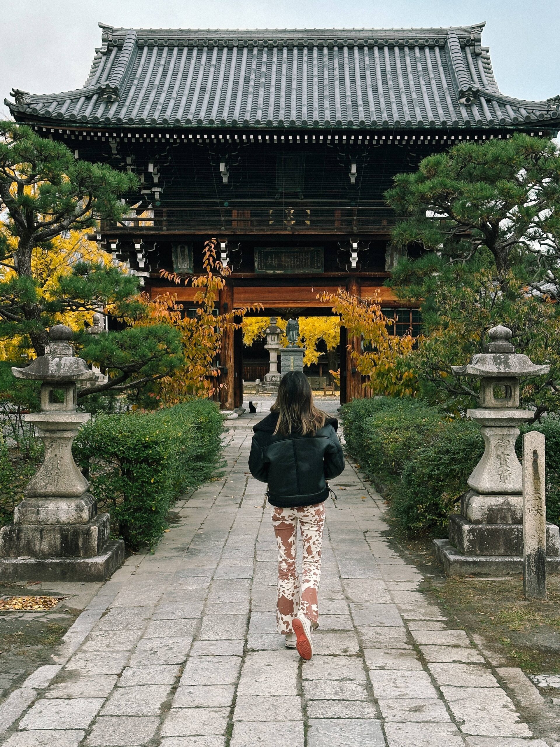 2-day kyoto itinerary girl standing in front of kyoto temples